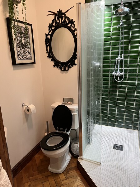 Show me your very small bathrooms please!
