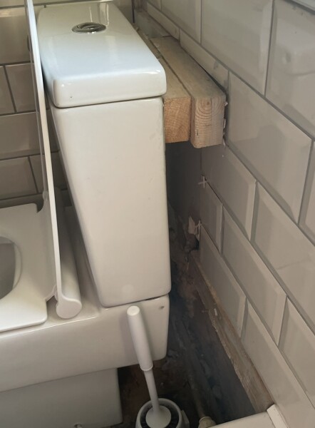 Previous owners left bath in a terrible state 😢