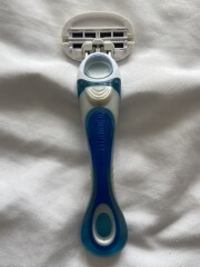 Ok bit of a long shot - does anyone know what brand/make this razor is?! 