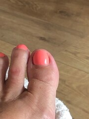 What colour nails and toenails for holiday?