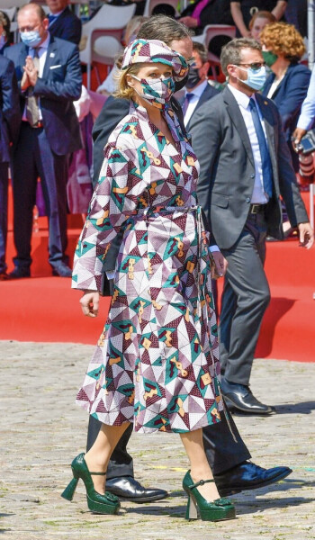 Royal Style - Bring out the Baubles! We'll wear your jewellery if you don't want to! 