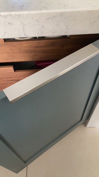Knobs or long handles on kitchen doors? 