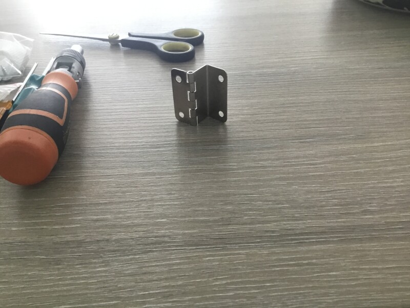 Which part of this hinge do I fit on the door and which on the cabinet?