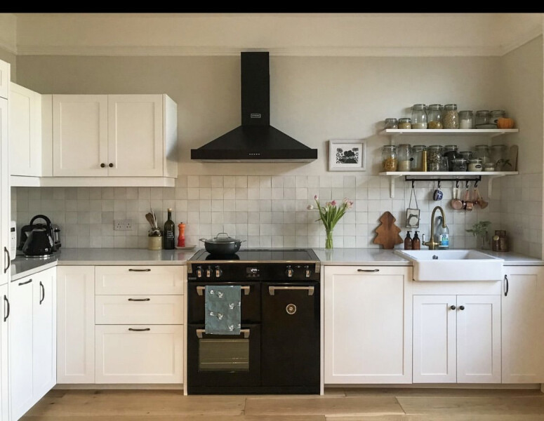 Knobs or long handles on kitchen doors? 