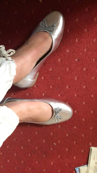 To think it's not unusual for a woman to have size 42+ feet ...