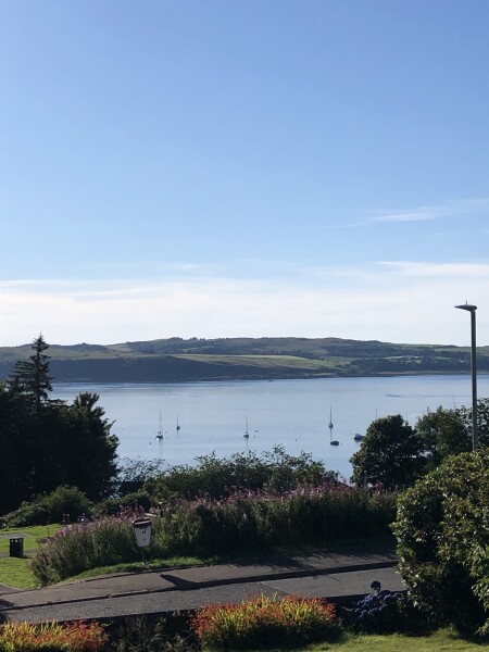 Are there any decent, liveable seaside towns in UK which aren’t silly expensive or horribly rundown?