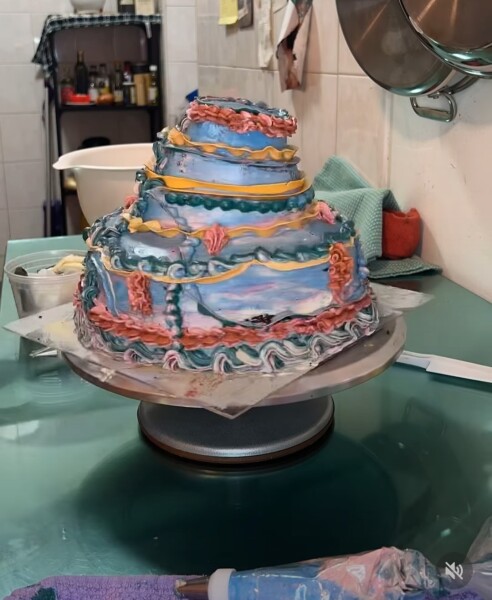 Lopsided cake trend