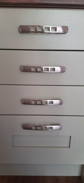 Knobs or long handles on kitchen doors? 