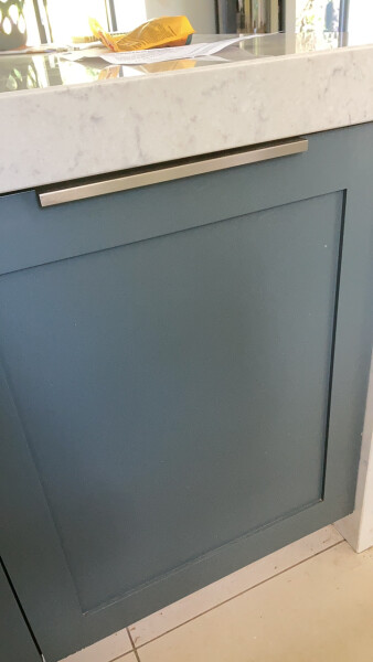 Knobs or long handles on kitchen doors? 