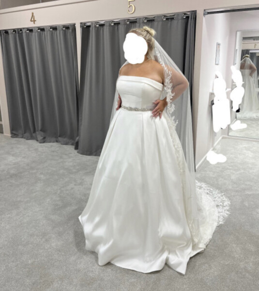 I think I've got body dysmorphia. Wedding in 35 days and I feel AWFUL in my dress