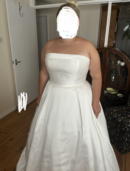 I think I've got body dysmorphia. Wedding in 35 days and I feel AWFUL in my dress