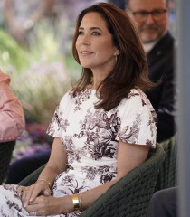 Royal Style - Bring out the Baubles! We'll wear your jewellery if you don't want to! 