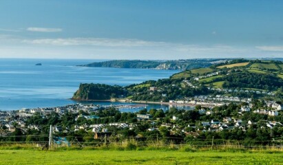 Are there any decent, liveable seaside towns in UK which aren’t silly expensive or horribly rundown?