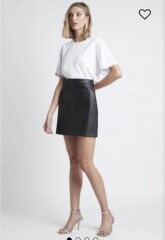 What shoes this outfit ?