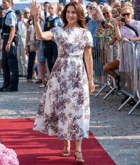 Royal Style - Bring out the Baubles! We'll wear your jewellery if you don't want to! 