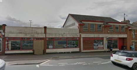 Are there any decent, liveable seaside towns in UK which aren’t silly expensive or horribly rundown?