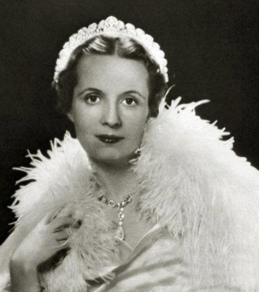 Royal Style - Bring out the Baubles! We'll wear your jewellery if you don't want to! 