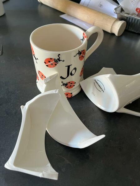 How to separate these two mugs?