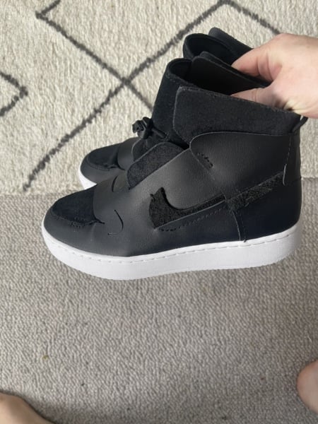 Does anyone know what style of nikes these are?