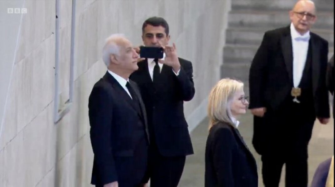 Livestream of the Queen Lying-in-State 