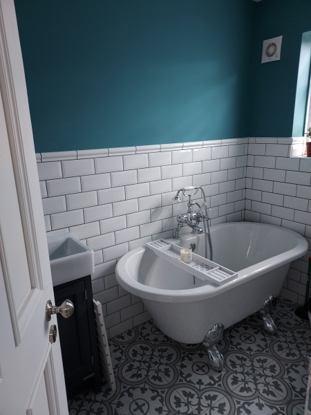 freestanding or back to wall bath?