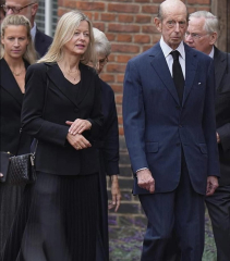 Royal Style - Bring out the Baubles! We'll wear your jewellery if you don't want to! 