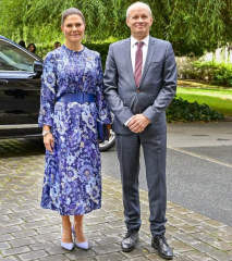 Royal Style - Bring out the Baubles! We'll wear your jewellery if you don't want to! 