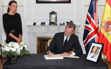 Royal Style - Bring out the Baubles! We'll wear your jewellery if you don't want to! 