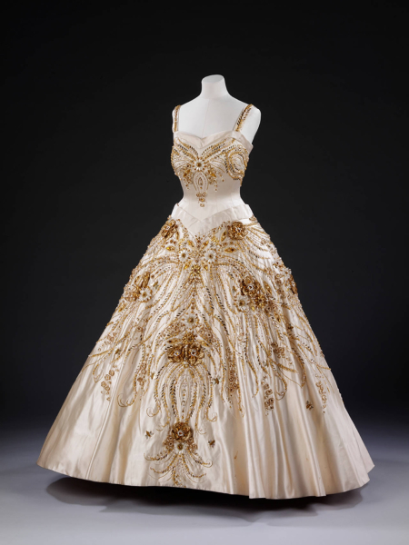 Royal Style: On with the chic, and the royal mystique! 