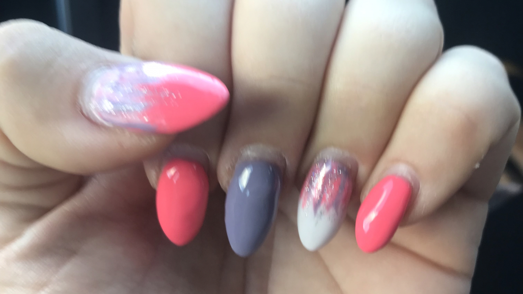 Show me your nails 