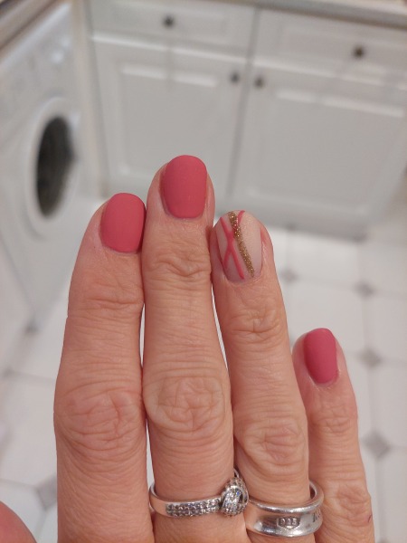 Show me your nails 