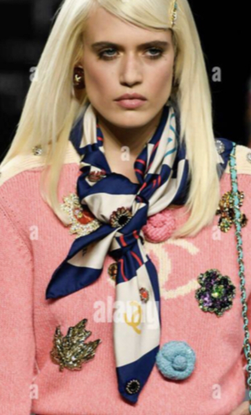 How to wear a silk scarf?