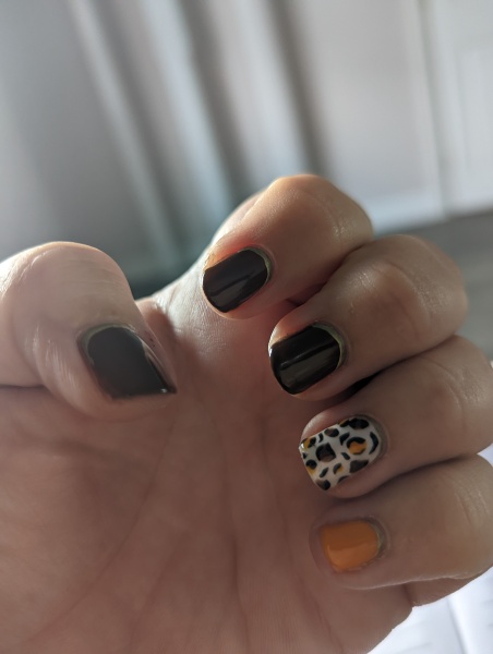Show me your nails 