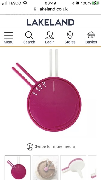 A gadget to help with cake decorating and slicing