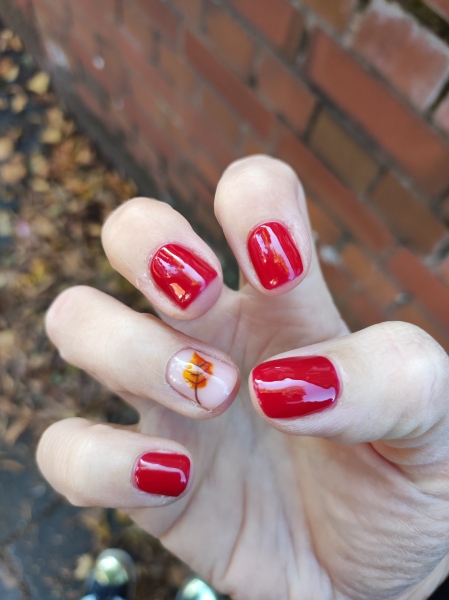 Show me your nails 