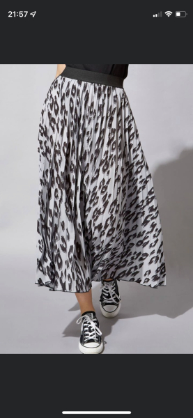 What can I wear with this skirt?