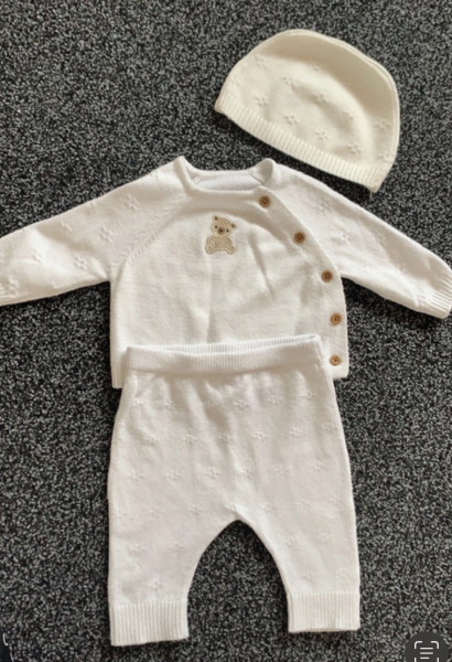 Due April 2023 💕 into the second trimester 🍂🎇