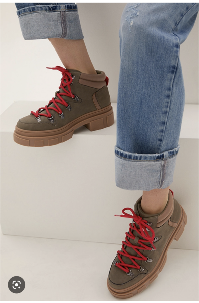 Are there ANY boots that look good with wide jeans?? 