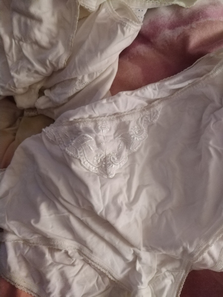 Do secondhand clothes shops sell underwear secondhand? 