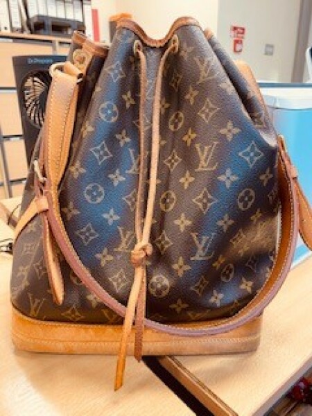 Anyone know anything about LV handbags? Need to know if this is real or fake. 