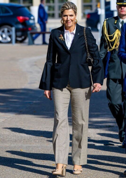 Royal Style: On with the chic, and the royal mystique! 