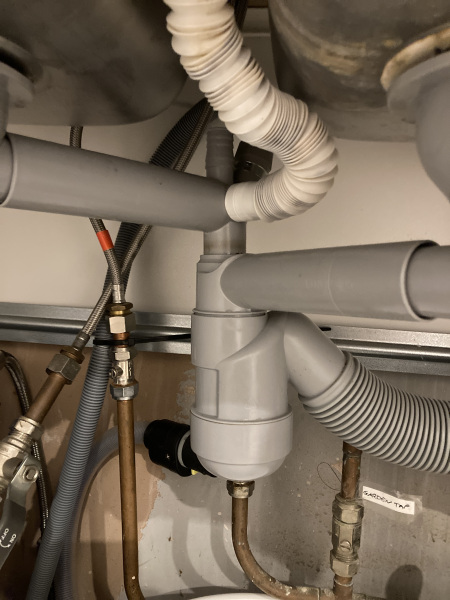 Can anyone tell me how to undo my sink ‘U’ bend - picture