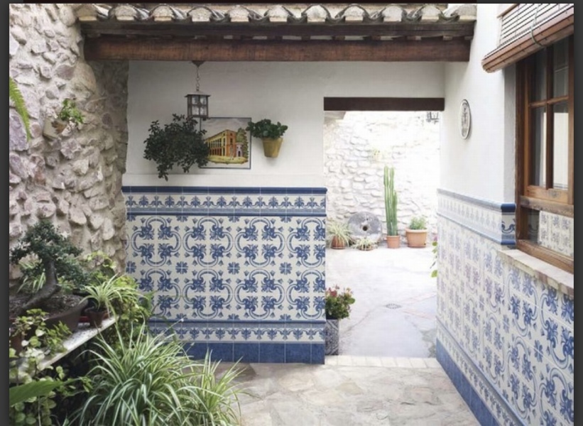 Tiling and entrance hall wall? 
