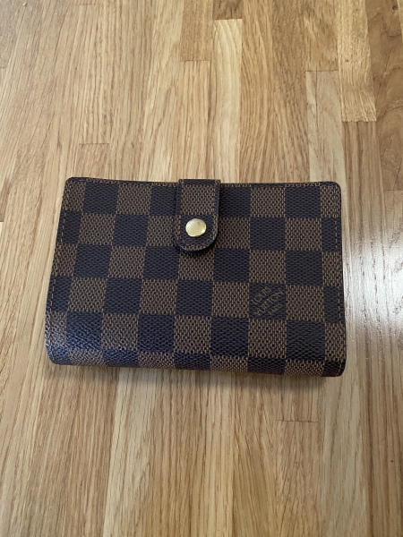 Anyone know anything about LV handbags? Need to know if this is real or fake. 