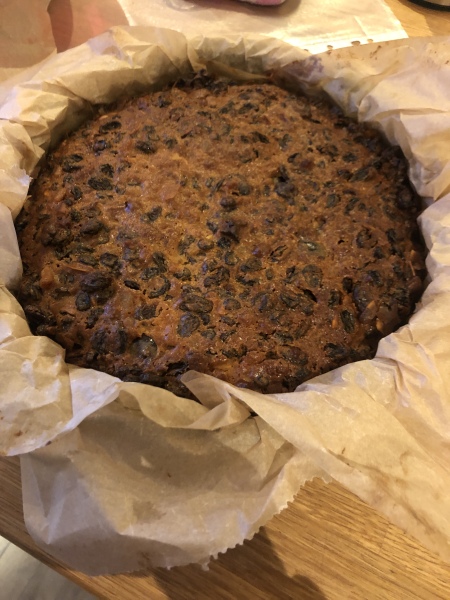 Can I put 2 Christmas cakes in the oven at once? 