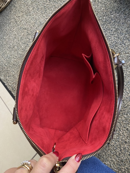 Anyone know anything about LV handbags? Need to know if this is real or fake. 