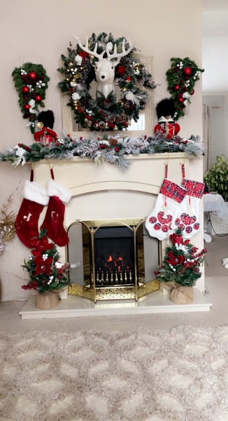 when does everybody pit theyre christmas decorations 