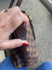 Anyone know anything about LV handbags? Need to know if this is real or fake. 