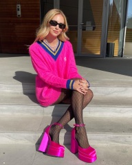 Tights and sandals. Yes or no?
