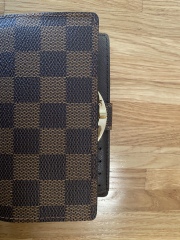 Anyone know anything about LV handbags? Need to know if this is real or fake. 
